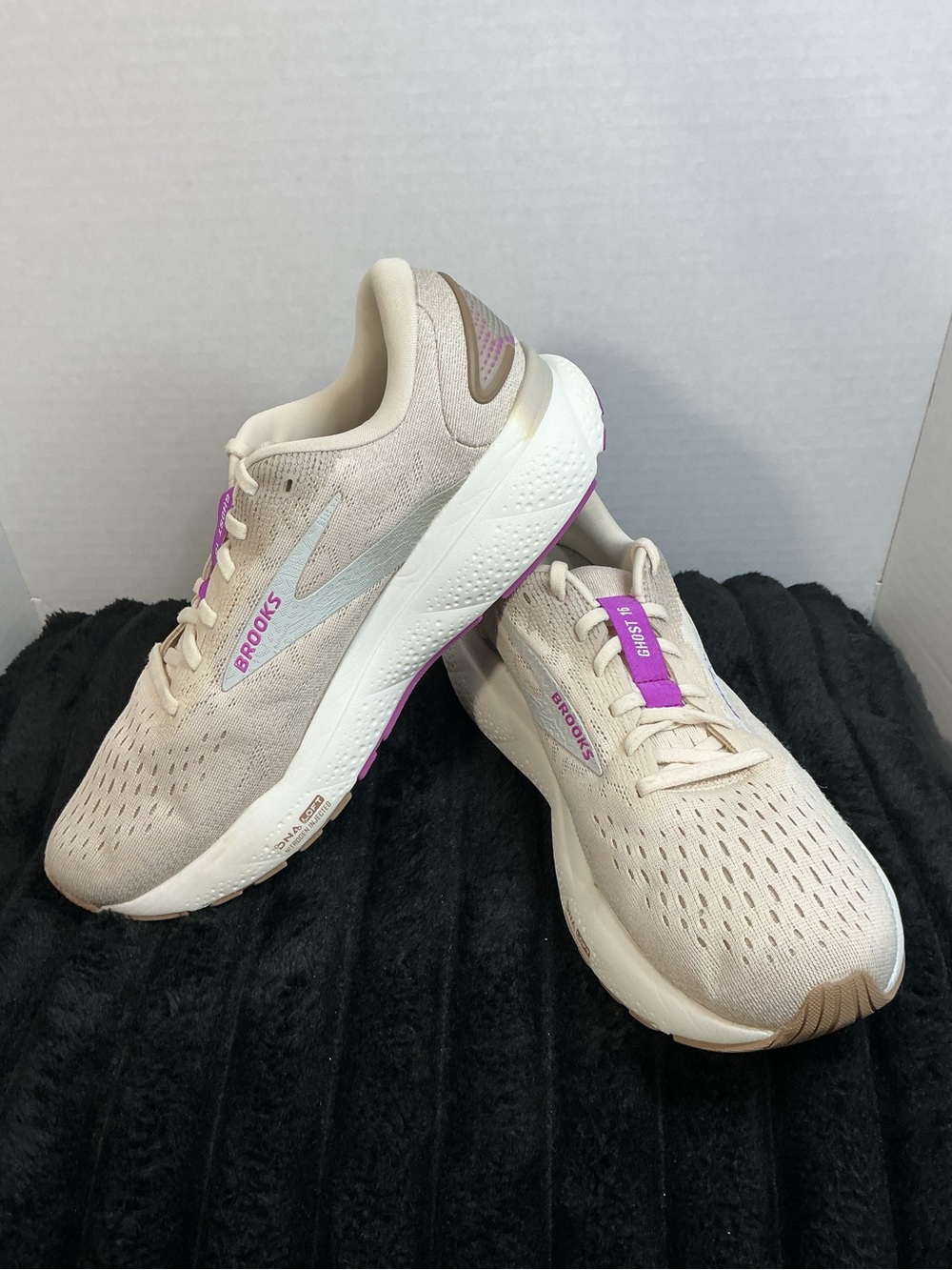 Brooks Ghost 16 Women’s Running Shoes Size 10 B Almond Peach Purple EUC